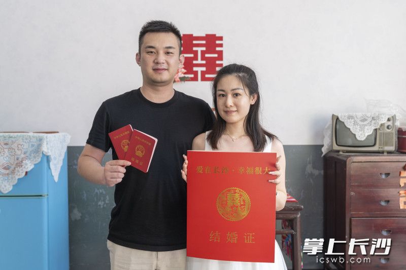 来自安徽的汪俊（左）和来自黑龙江的胡月在长沙领证。长沙晚报全媒体记者 周数邑 摄