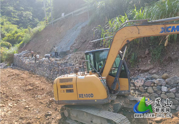 犁头瑶族乡：全力抢修水毁道路河堤，筑牢乡村安全“防护网”.jpg