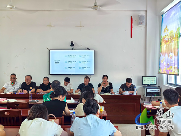 明德实验小学组织学习《湖南省促进学生心理健康条例》.jpg