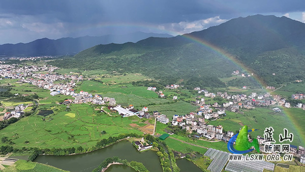 塔峰镇保干村：“彩虹卧村”美如画.jpg
