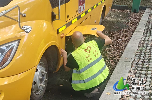 龙溪学校：筑牢校车“安全墙”，护航学子“平安路”.jpg