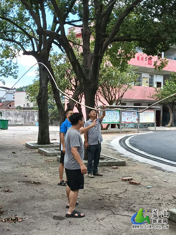 大洞中心小学开展2025年秋季开学前安全隐患排查.jpg