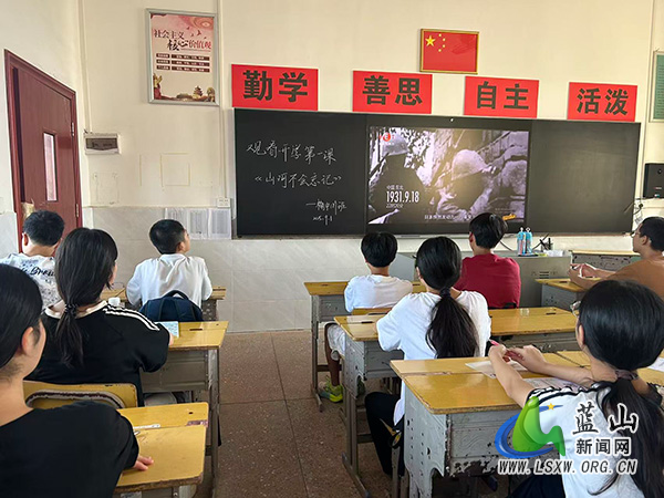 楠市中学组织观看开学第一课《山河不会忘记》.jpg