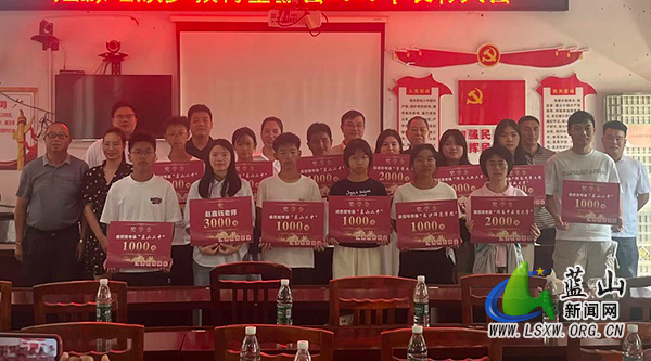 汇源瑶族乡举行2025年助学金发放仪式.jpg