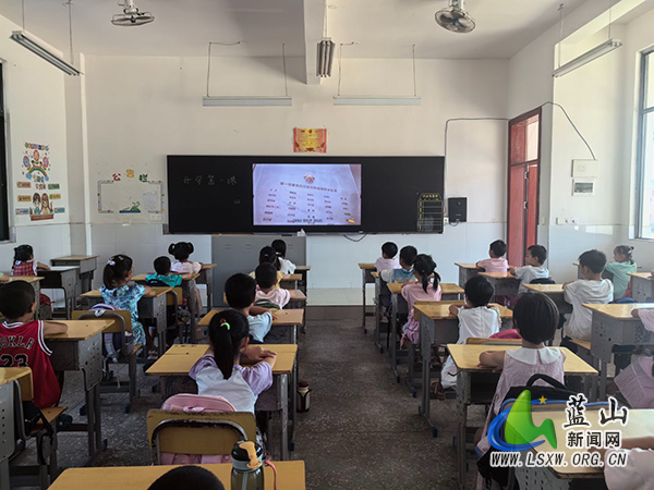正市学校组织全体学生收看开学第一课.jpg
