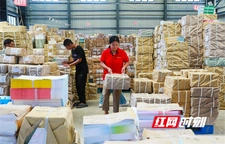 新田：分发教材迎开学