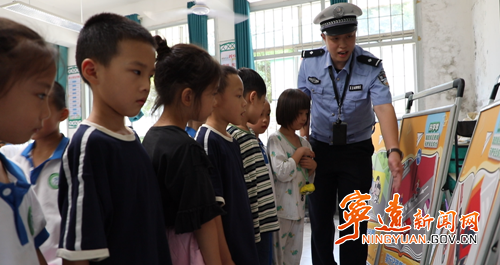 宁远交警：开展“开学第一课”交通安全进校园活动2_副本500.png