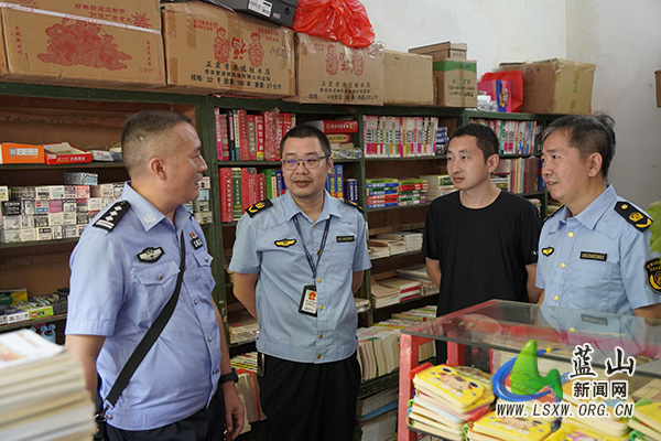 我县开展秋季“护苗”行动——文化市场联合执法检查.jpg