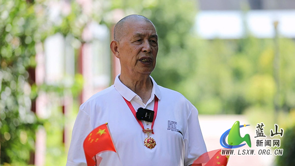 蓝山县各界集中观看抗战胜利80周年阅兵 陈学华.jpg