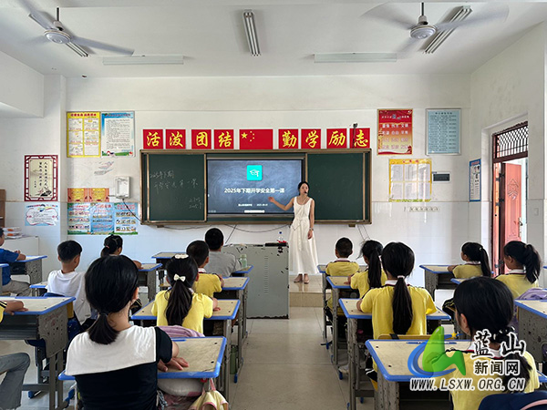湘源学校开学首课敲响禁毒警钟.jpg