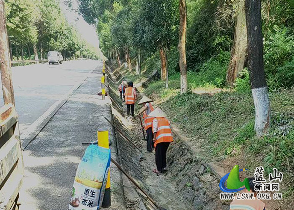 蓝山：烈日下的公路人.jpg