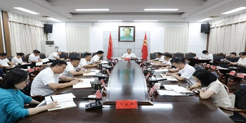 郑湘主持召开县委2025年度议教工作会议