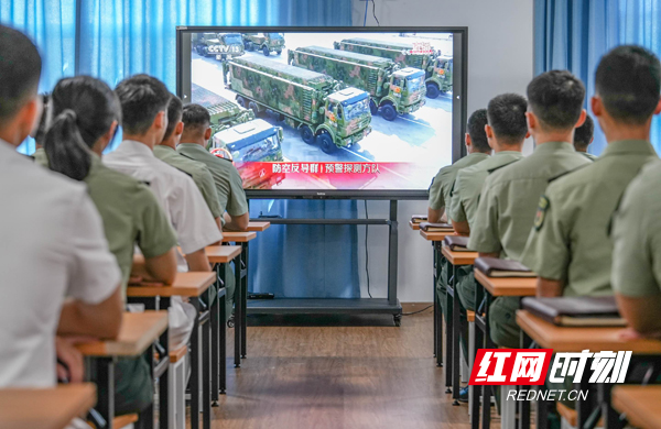 三号院学员俱乐部集中观看。.jpg