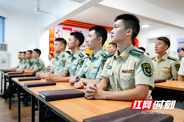 学员们全神贯注观看直播。.jpg
