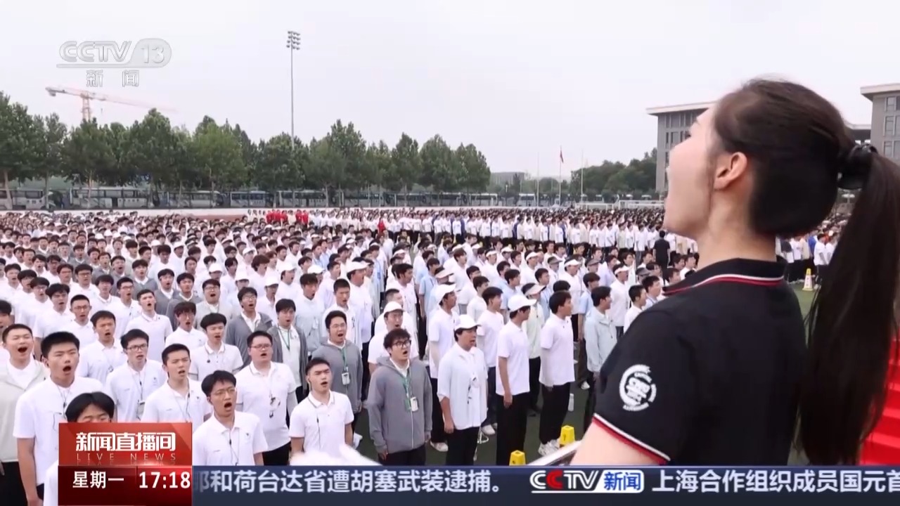 显示时代的力量。大学生将在天安门广场