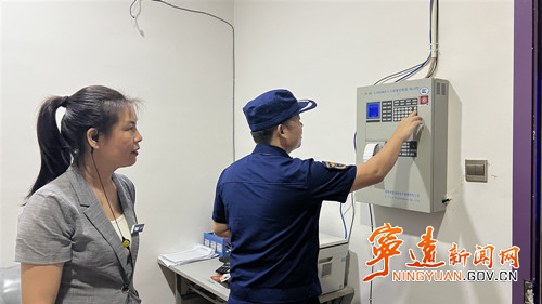 寧遠(yuǎn)縣消防救援大隊(duì)開(kāi)展消防安全夜查行動(dòng)_副本500.jpg
