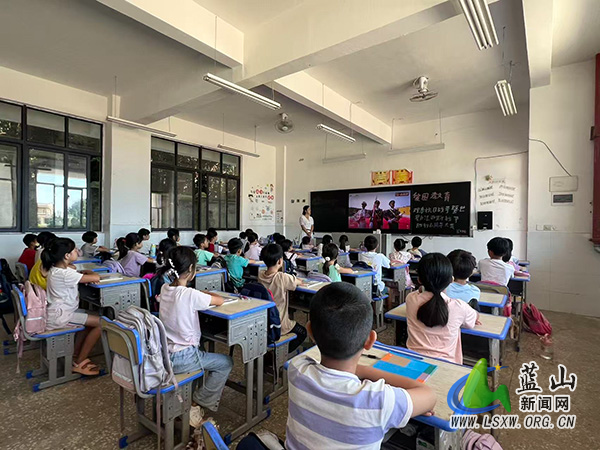 蓝山县各中小学组织观看纪念中国人民抗日战争暨世界反法西斯战争胜利80周年大会直播（一）2.jpg