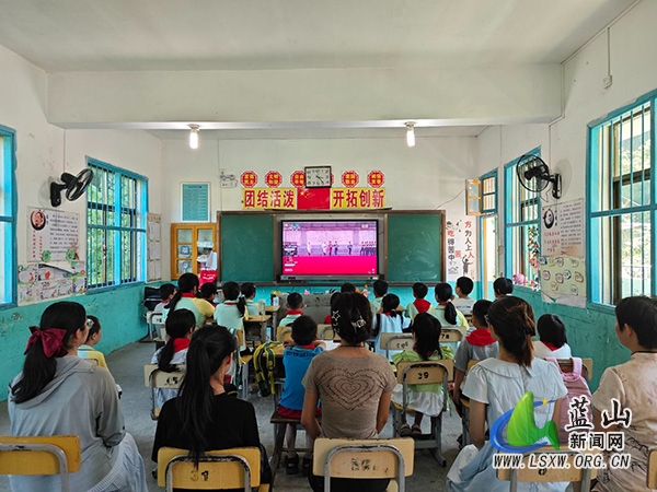 蓝山县各中小学组织观看纪念中国人民抗日战争暨世界反法西斯战争胜利80周年大会直播（二）5.jpg