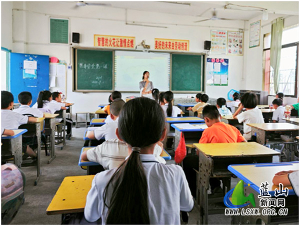 蓝山县各中小学开展“开学第一课”教育（一）1.jpg