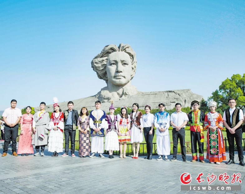 　　中南大学各族师生在橘子洲青年毛泽东雕塑前共唱民族团结之歌。 长沙市民宗局供图