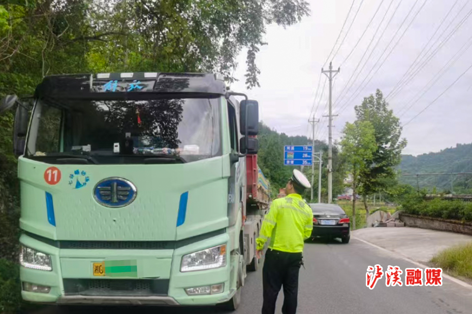 交警赶集日查车.jpg2.jpg