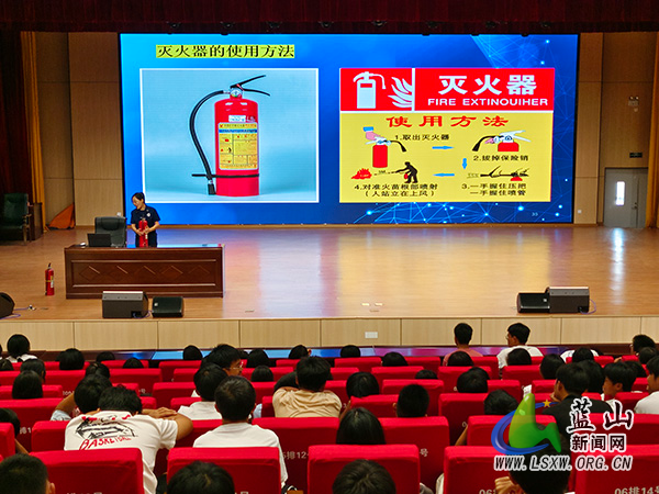 县第二中学开展开学安全第一课：消防讲座+实战演练筑牢平安校园防线2.jpg
