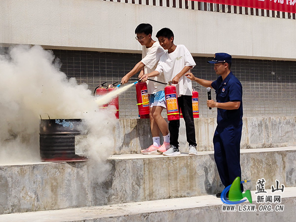 县第二中学开展开学安全第一课：消防讲座+实战演练筑牢平安校园防线1.jpg
