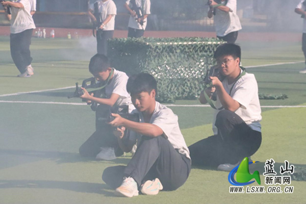 蓝山县第一中学举行2025年秋季新生军训闭营仪式.jpg