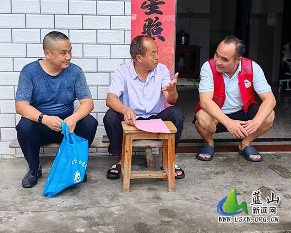 浆洞瑶族乡：进村入户宣传，筑牢安全健康防线.jpg