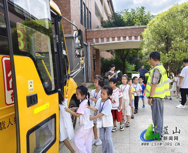 湘源学校组织2025级新生开展校车安全专题培训.jpg