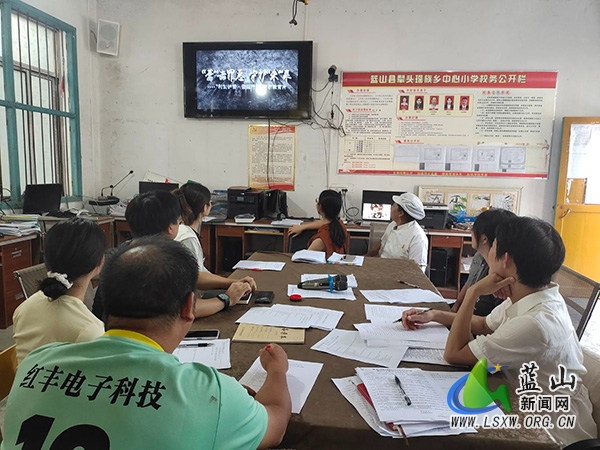 犁头瑶族乡中心小学组织教师观看“利剑护蕾”警示片.jpg