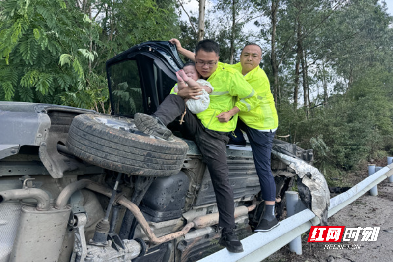 路管员稳稳接过婴儿，轻轻将其抱出.jpg