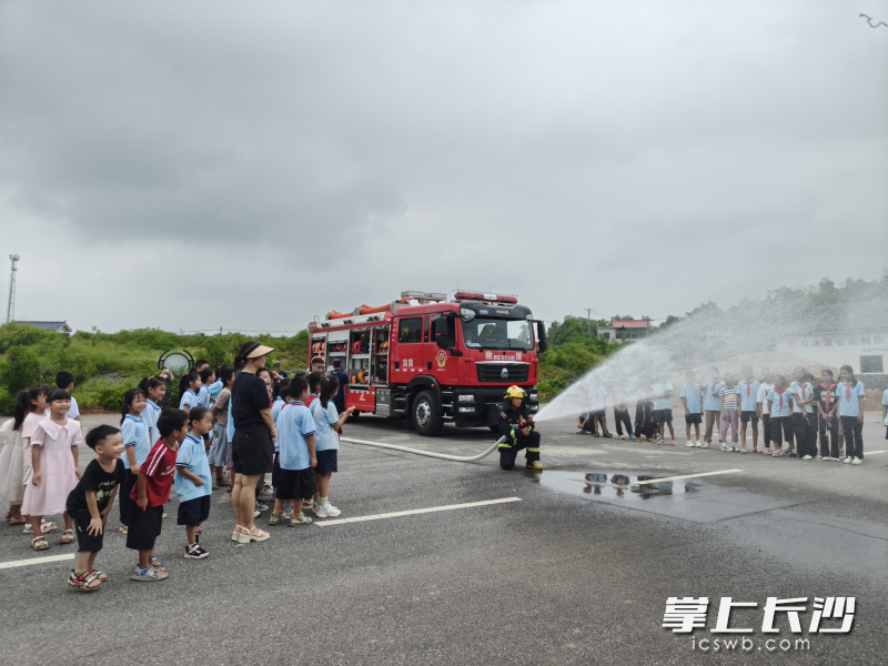 消防员为小学师生上消防安全课。 长沙晚报通讯员 杨来富 摄