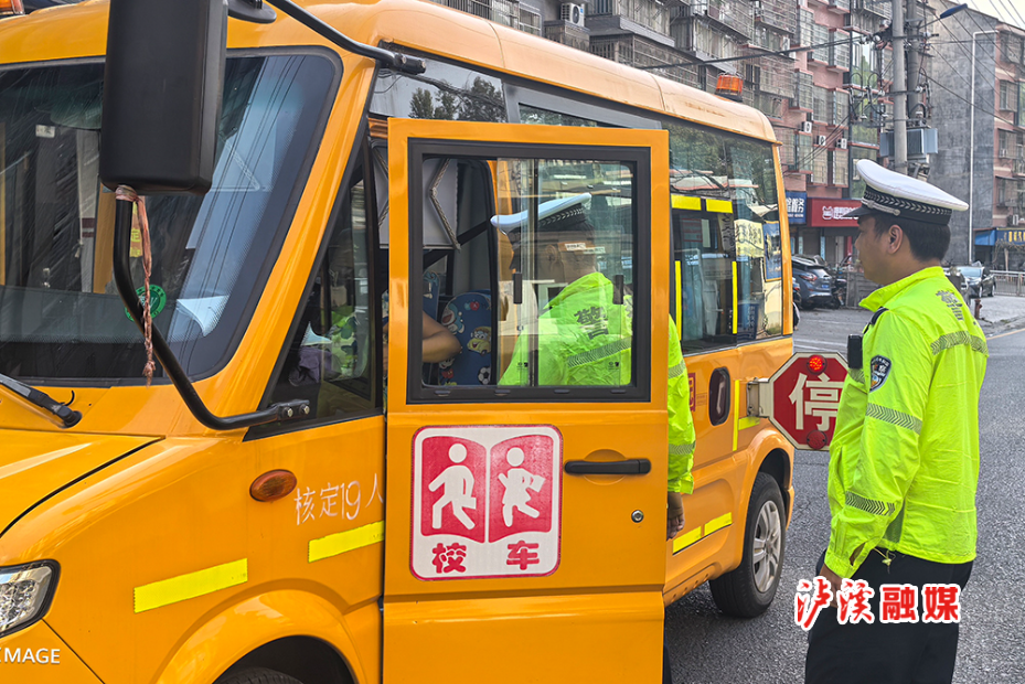 交警校车.jpg