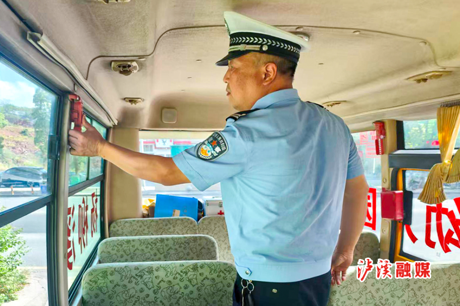 交警校车.jpg2.jpg