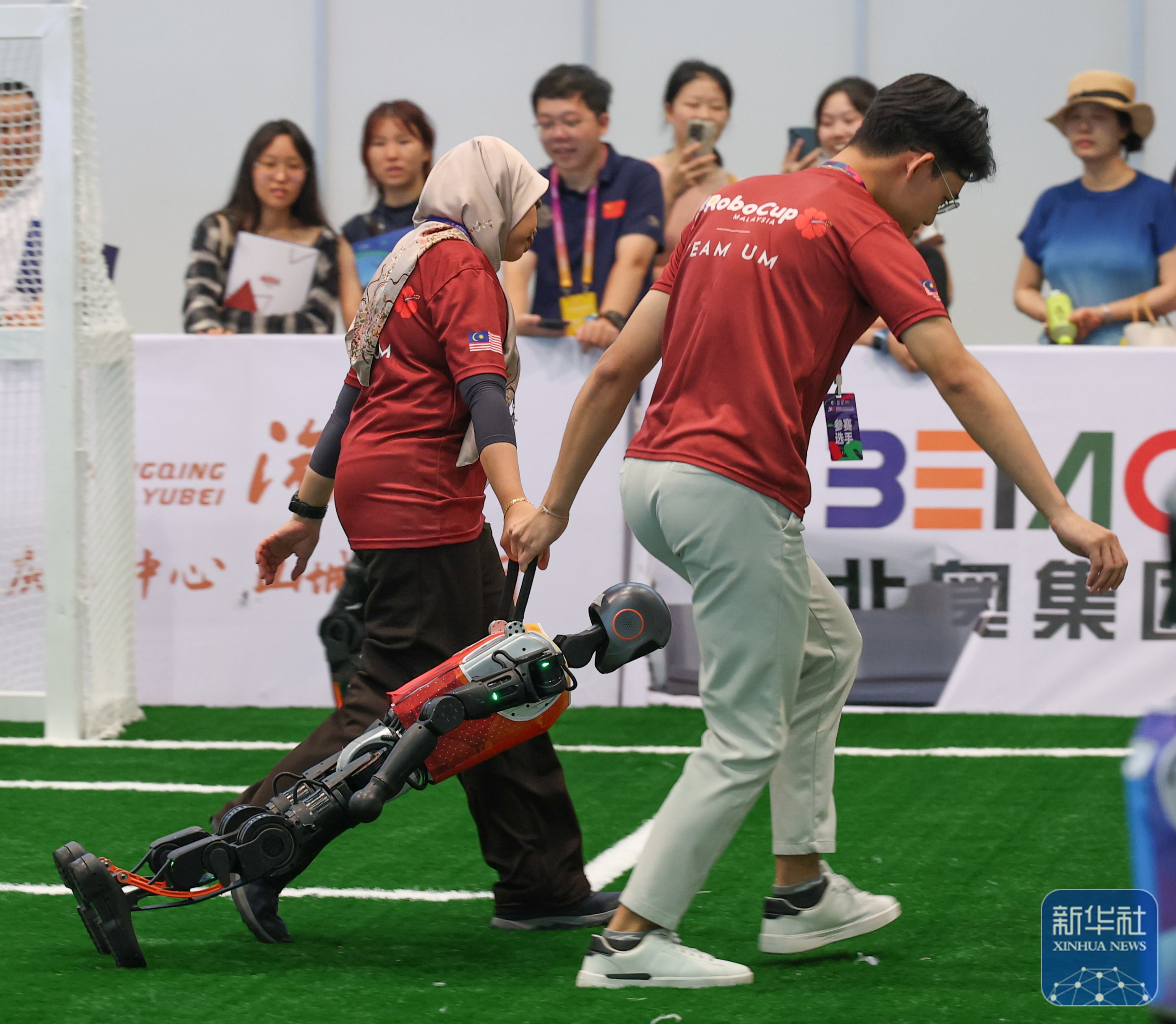 xinhua所有媒体+丨在智能博览会上查看“智能制造