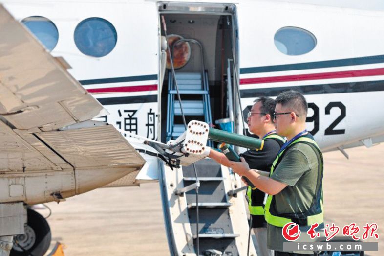 　　工程师们正在装碘化银烟条。 长沙晚报全媒体记者 王志伟 摄