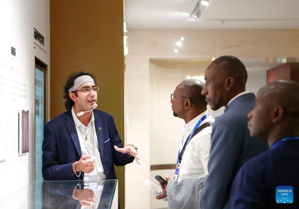 2025年全球媒体和智囊团论坛的访客访问云南