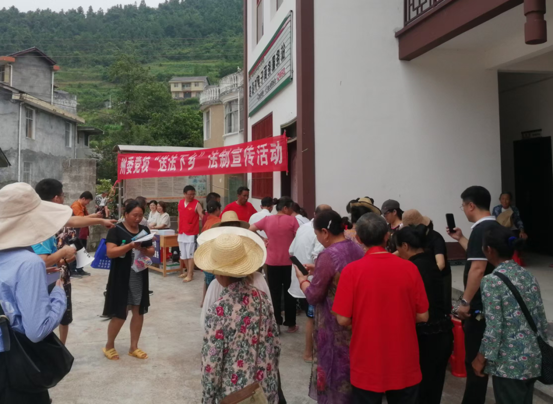 志愿服务送法下乡.jpg