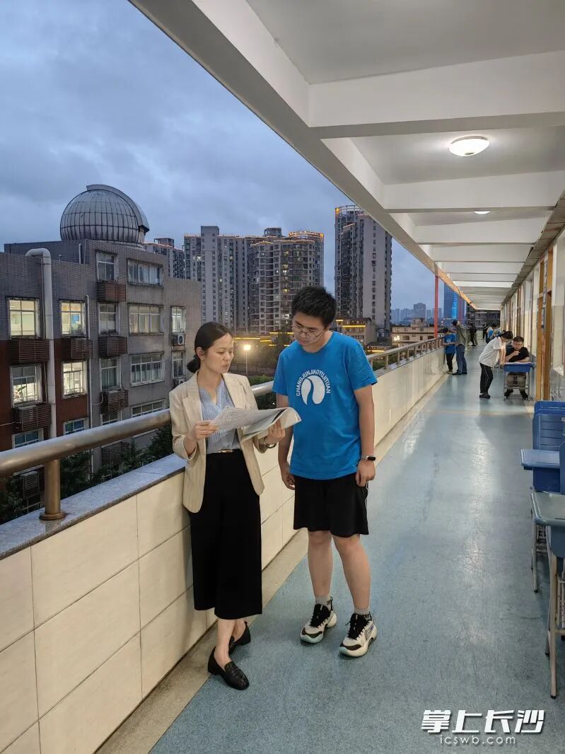 晚自习，给学生面批作文。