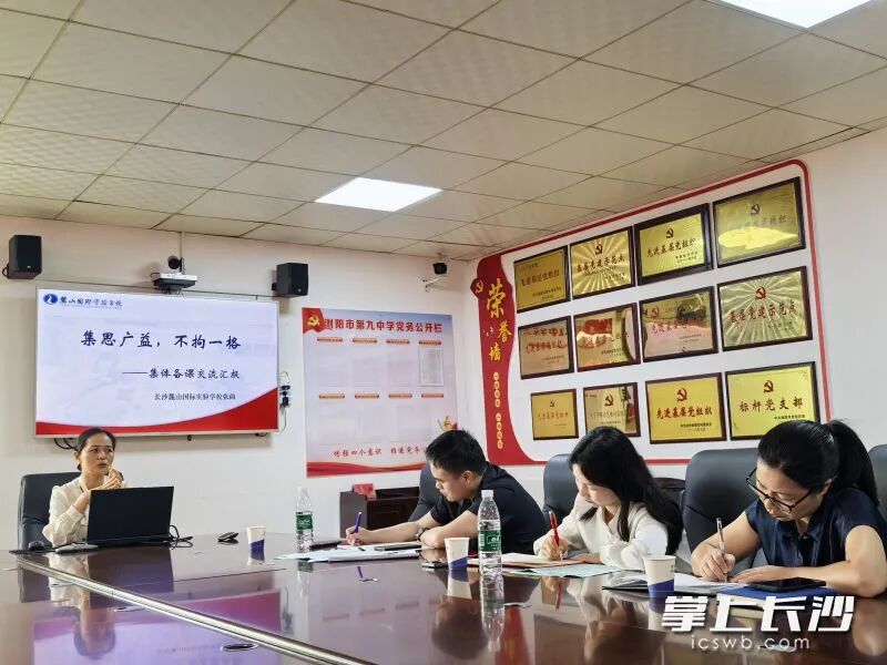 张曲在长沙市农村名师工作站浏阳九中站进行教育帮扶工作。