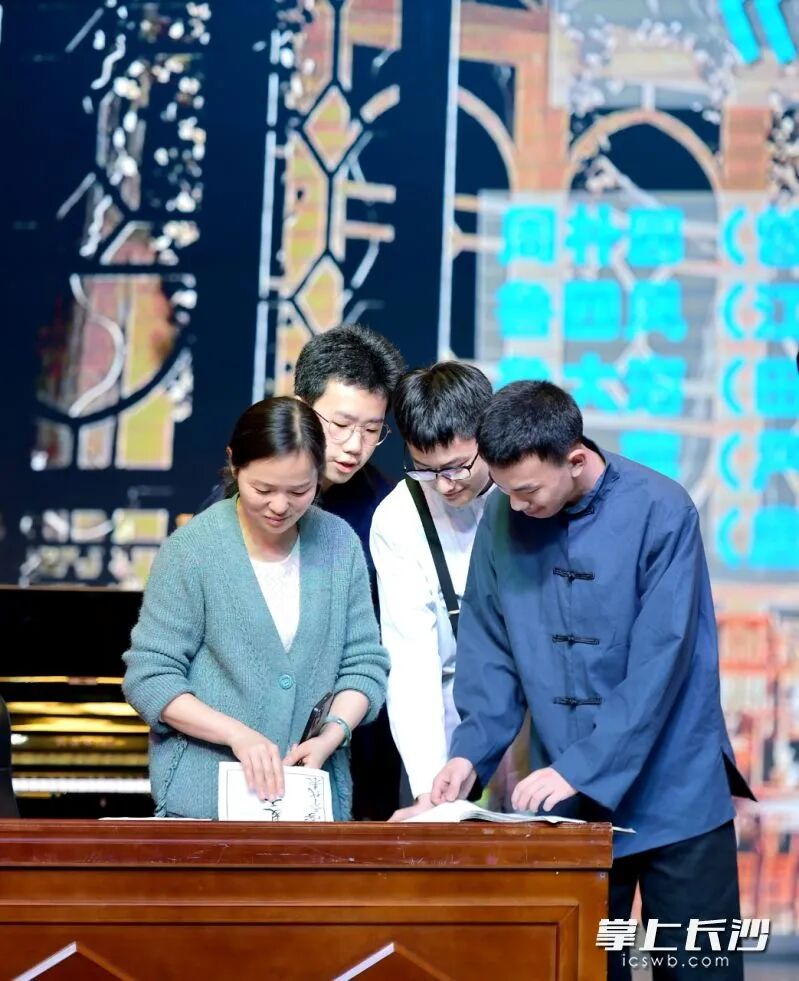 和同学们一起排练话剧《雷雨》。