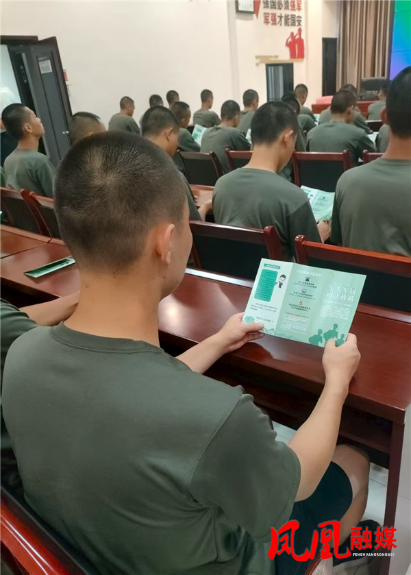 新兵在认真阅读军人军属司法救助法律知识。.jpg