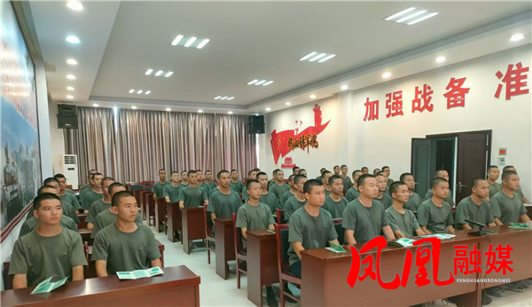 新兵聚精会神听课，现场学习氛围浓厚。.jpg