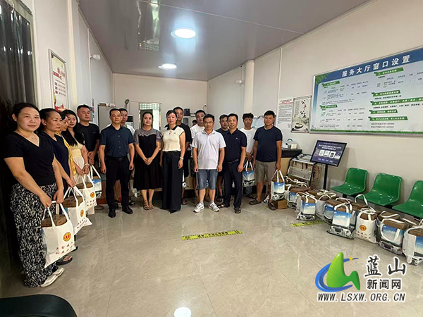 蓝山县总工会：“夏送清凉”情暖一线职工.jpg