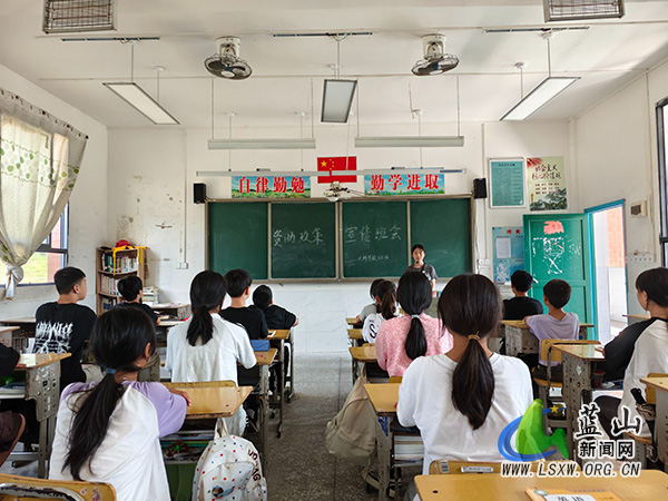 大桥学校开展家庭经济困难学生资助政策宣传.jpg