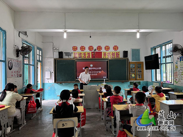 犁头瑶族乡：“花式”普法进校园，守护“花蕾”笑开颜.jpg