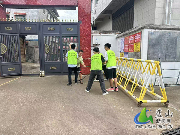新圩学校开展反恐防暴应急演练.jpg