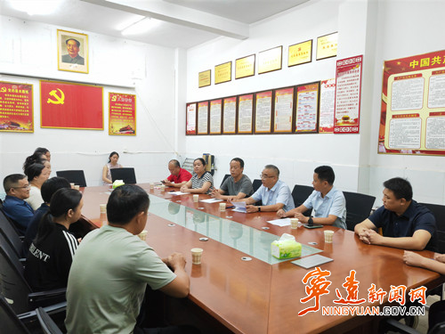 曹辉正开展教师节走访慰问活动_副本500.jpg