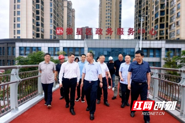 2025年5月31日，娄底四中人行天桥正式通行，为长期困扰师生及周边居民“过街难”问题画上了圆满句号。当天，唐浩然等代表小组成员到场调研。_proc.jpg